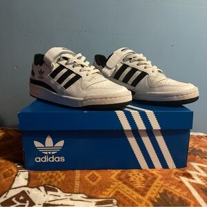 Size 9-adidas Forum Low White Black
